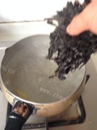 热腾腾的紫菜蛋花汤做法图解7)