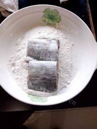 美味的糖醋带鱼做法图解4)