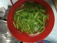 家常菜香菇芹菜做法图解2)