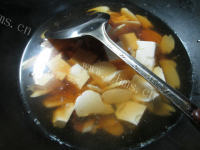 美味鲜香的咸肉鞭笋豆腐汤做法图解9)