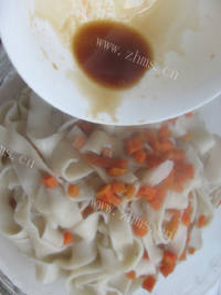 美味佳肴般的油泼面做法图解4)