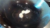 美味的栗子焖鸭做法图解2)