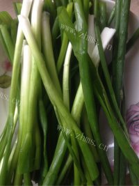 美味的葱皓鲫鱼做法图解3)