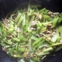 美味芹菜肉丝豆干做法图解7)