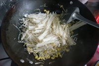 美味的蛋炒河粉做法图解6)