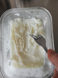 好吃不腻的牛奶沙冰做法图解7)