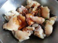 绿色食物红烧猪蹄做法图解4)