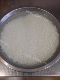 色泽鲜亮的羊肉抓饭做法图解4)