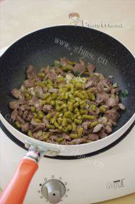 酸豆角炒鸡胗做法图解5)