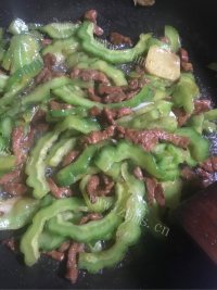 可口的苦瓜炒肉做法图解4)