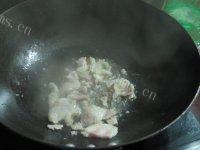 「念念不忘」芹菜炒肉做法图解3)