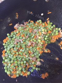 热腾腾的豌豆胡萝卜炒肉做法图解3)