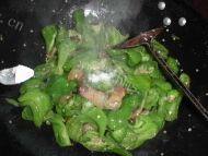 飘香的青椒炒肉片做法图解6)