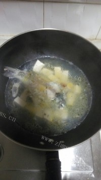 色泽鲜亮的鲫鱼豆腐汤