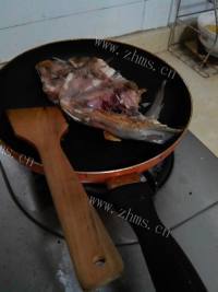 营养白菜粉丝鱼头汤做法图解3)