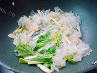 好吃的西芹核桃炒银耳做法图解7)