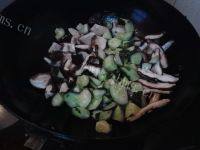 家常菜黄瓜香菇炒鸡蛋做法图解9)