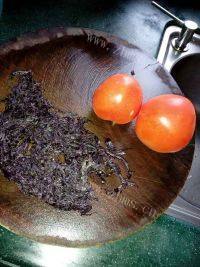 美味的西红柿紫菜汤做法图解1)