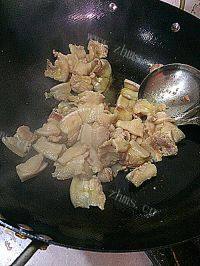 诱人的土豆片炒五花肉做法图解4)
