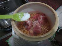 诱人的黄豆排骨汤做法图解6)