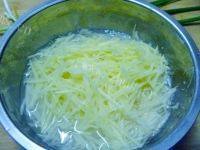 百吃不厌的土豆鸡蛋煎饼做法图解2)