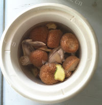 美味猴头菇煲土鸡汤做法图解6)