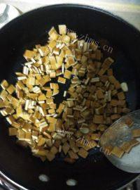 家常的韭菜炒香干做法图解3)