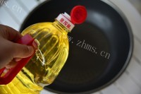 家常菜荷兰豆炒腊味做法图解4)