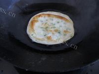 美味的饺子皮版葱油饼做法图解10)