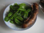 荷兰豆炒香肠自制做法图解1)