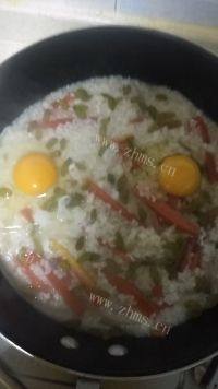 美味的鸡蛋抓饭做法图解8)