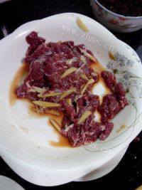 家常菜茭白炒牛肉做法图解1)