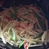 家常菜青椒炒土豆丝做法图解7)