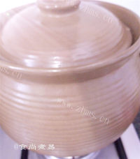 美味的玉米胡萝卜猪骨汤做法图解6)