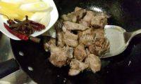 常吃不腻的排骨炖土豆做法图解5)