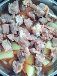 家常菜土豆蒸排骨