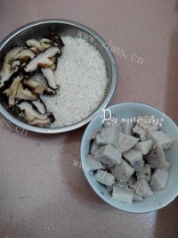 香菇芋头焖饭做法图解2)