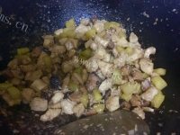 美味香菇土豆炒鸡丁做法图解7)