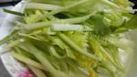 香飘十里的芹菜炒牛肉做法图解2)