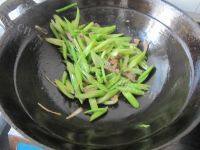 「DIY美食」芹菜炒肉做法图解12)