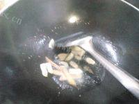 美味的油爆河虾做法图解2)