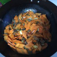 家常菜胡萝卜木耳炒肉做法图解9)