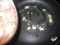 美味的菠萝鸡球做法图解3)
