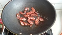 家常菜香肠炒青椒做法图解7)