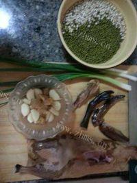 食补绿豆老鸭汤做法图解1)