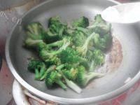 健康美味的清炒西兰花做法图解5)