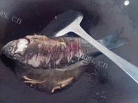 美味的番茄鲫鱼汤做法图解6)