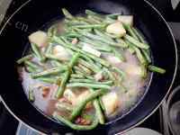 美味的豆角炖土豆做法图解9)