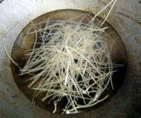 自制芹菜炒粉条做法图解3)