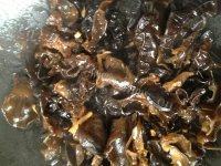 黑木耳炒肉做法图解4)